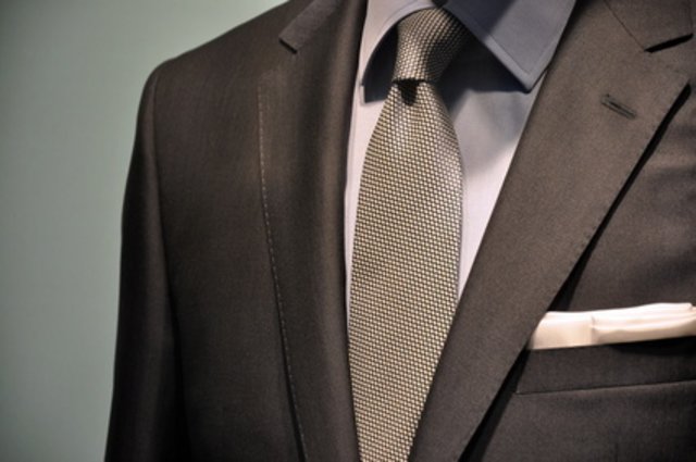 Sakko, Hemd und Krawatte in passenden Farben, dazu ein Einstecktuch: Der klas-sische Look kann gut auf Familienfeiern oder im Job getragen werden Fotos: Esther Schulz