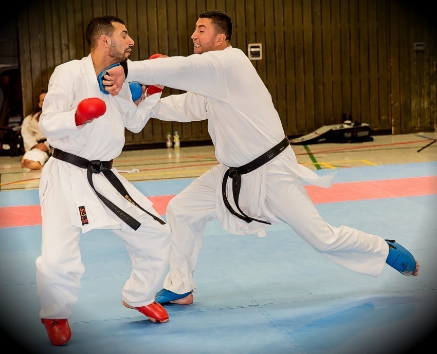 DAN-Prüfungsbester Murat Yildiz (jetzt 3.DAN) punktet im Freikampf "YOKU" mit Jodan-Zuki (Fauststoß zum Kopf) Fotos: Jürgen Mayer