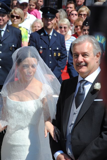 Glücklicher Brautvater - Necmettin Eliyesil mit Tochter Melissa kurz vor der Trauung  Foto: Schiebe, Stadt Stein