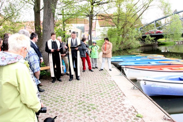 Die beiden Geistlichen segneten in einer kleinen feierlichen Andacht die Boote und stellten alle Bootsfahrer unter den Schutz Gottes. Fotos: Ursula Kaiser-Biburger