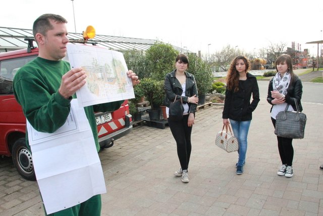Hans Martin Hörndler zeigte den Schülerinnen und Schüler der aus der zweijährigen Form der Wirtschaftsschule, dass Planung zum Beruf eines Garten- und Landschaftsgärtners gehört. Fotos: Ursula Kaiser-Biburger