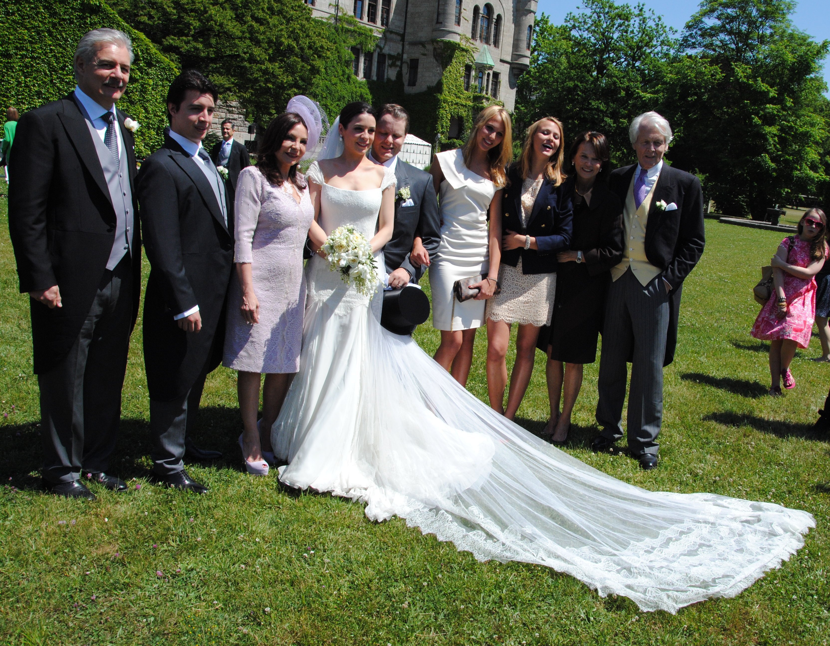 Familienfoto nach der Trauung: im Bild (v.li.) Brautvater Necmettin Eliyesil, Bruder der Braut Sadi, Maria Eliyesil, Melissa und Charles Alexander Graf von Faber-Castell, Zwillingstöchter Victoria und Sarah, Mary und Graf Anton-Wolfgang von Faber-Castell. Foto: Schiebe, Stadt Stein