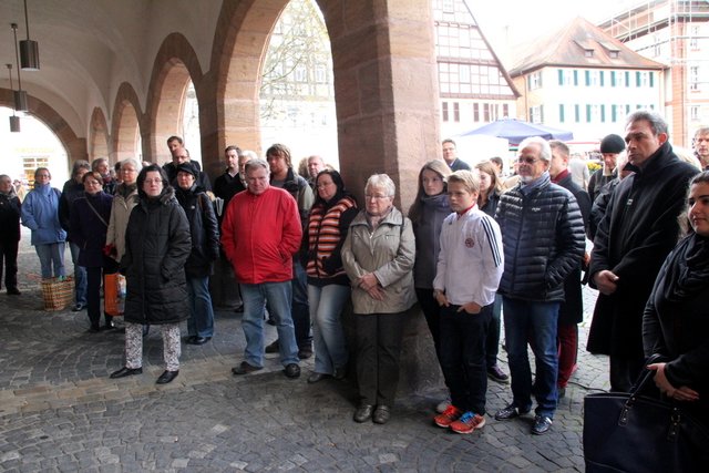Zahlreiche Lehrkräfte, Stadträte und politisch engagierte Mitbürgerinnen und Bürger blieben auf dem Marktplatz stehen, um der Gedenkveranstaltung beizuwohnen. Fotos: Ursula Kaiser-Biburger