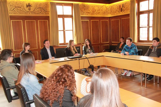 Pressesprecher Jürgen Ramspeck lud die Wirtschaftsschüler in den Goldenen Saal des Rathauses, um sie ausführlich über seine Arbeit zu informieren. Fotos: Ursula Kaiser-Biburger