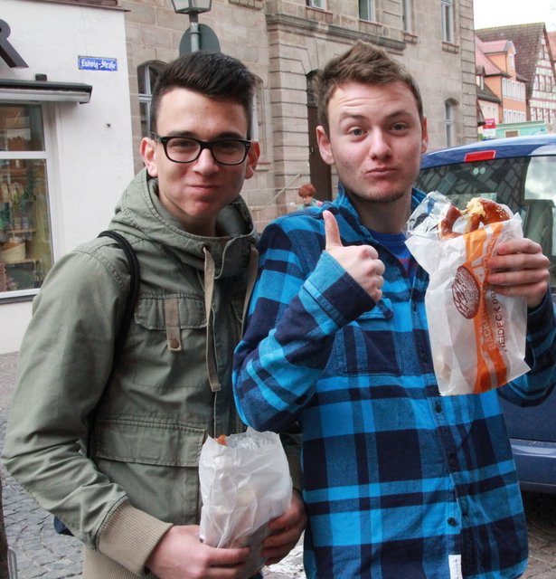 Daumen nach oben! Also Lob der beiden Wirtschaftsschüler für den informativen Einblick bei den vielfältigen Berufen unter dem Dach der Stadt Schwabach. Fotos: Ursula Kaiser-Biburger