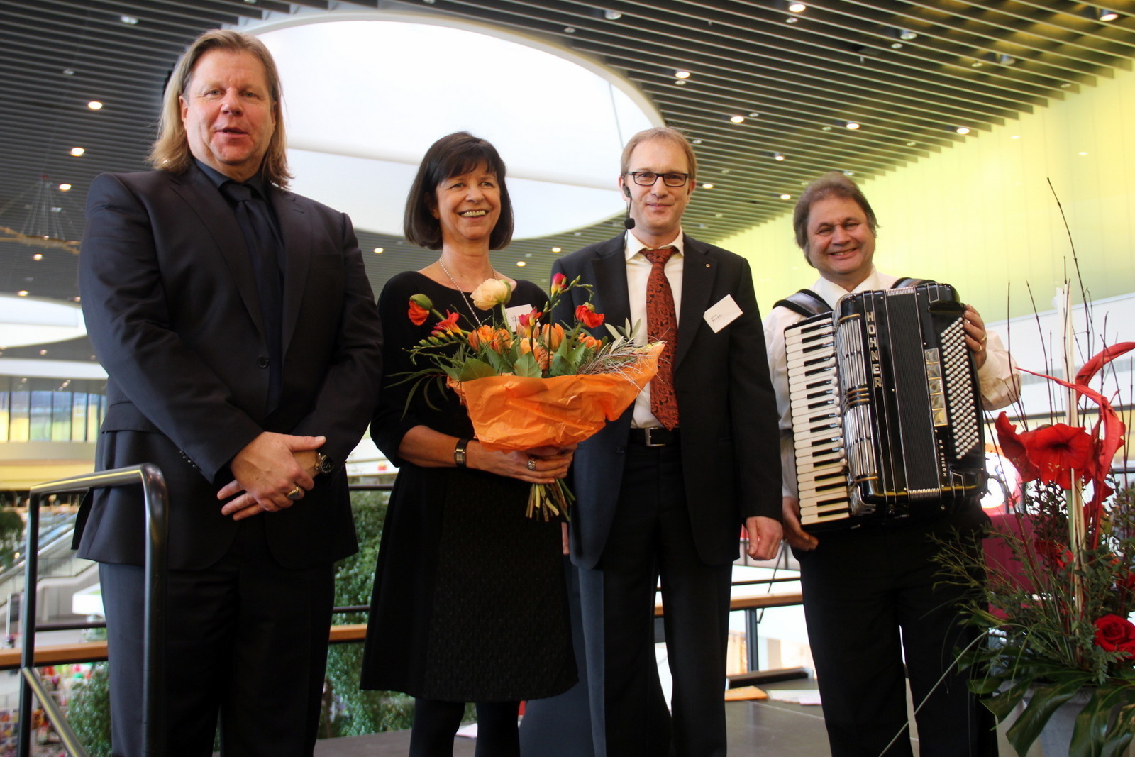Moderator und Sänger Stefan Schleicher, Center-Managerin Iris Stiller, Gernot Brandl, Vorsitzender vom GWV Schwabach sowie Roland Gössnitzer mit seinem Akkordeon sorgten für einen perfekt organisierten und kurzweiligen Neujahrsempfang des Gewerbevereins Schwabach im Huma-Center. Fotos: Ursula Kaiser-Biburger