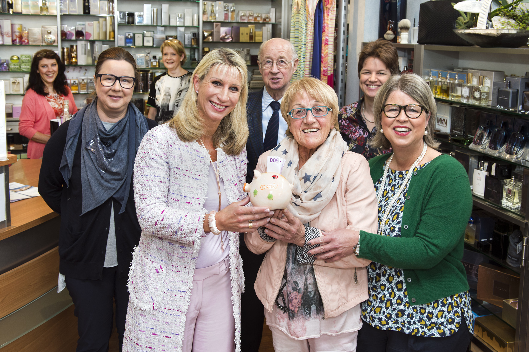 Bei der Spendenübergabe (v.l.) Sabine Zahn, Karin Baumüller-Söder, Eberhard Zahn, Hanne Henke, Carolin Zahn und Christina Zahn.