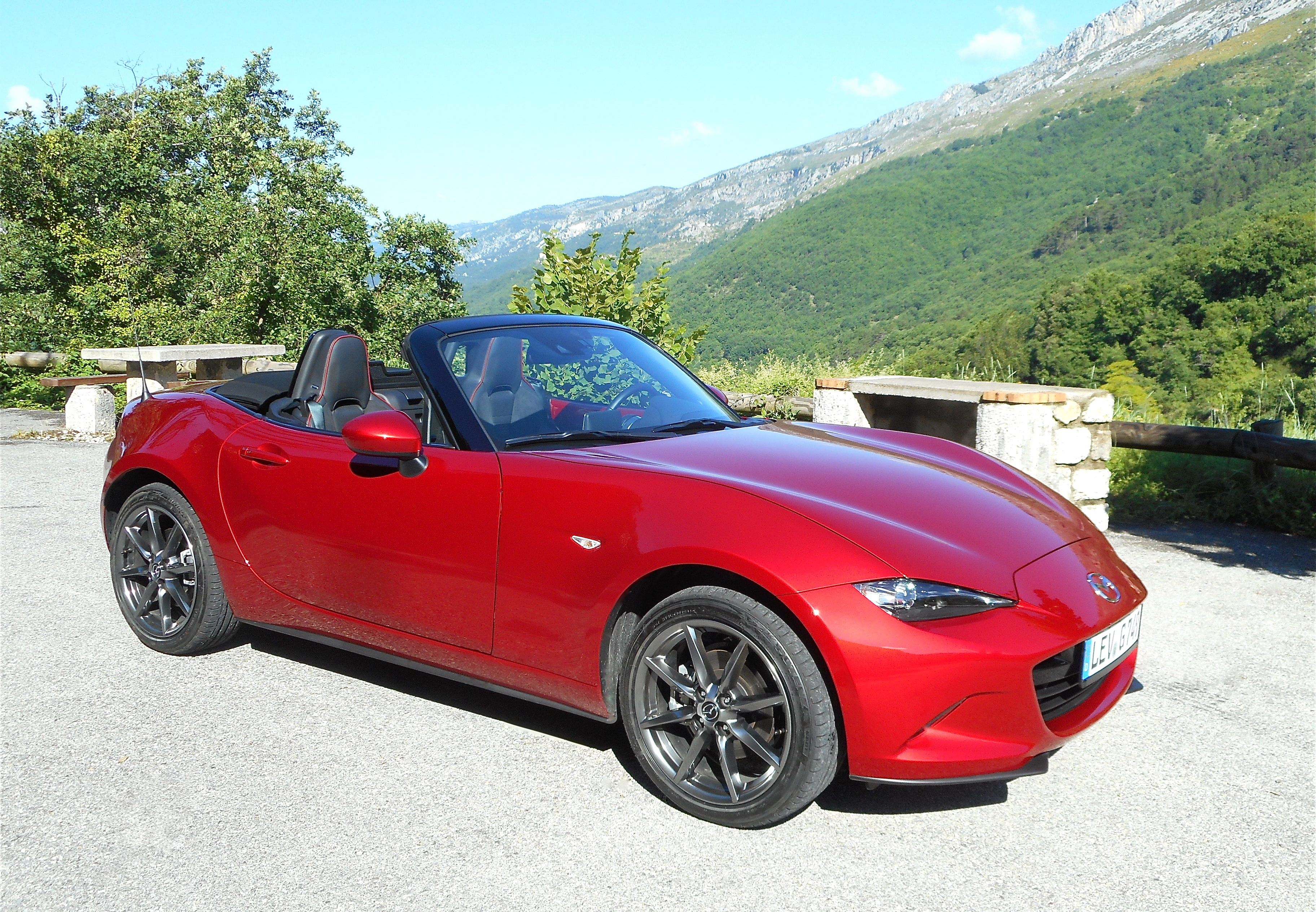 Wer im Mazda MX-5 Platz nimmt, hat entweder Spaß an der Arbeit oder ist schlicht fehl am Platz. Foto: Auto-Medienportal.Net/Mazda
