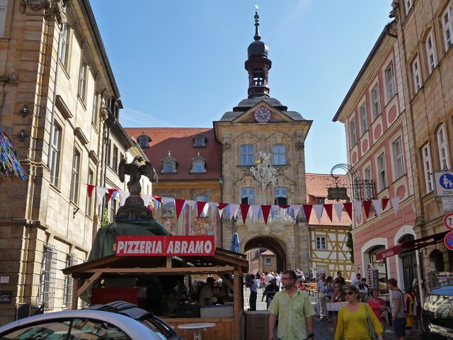 Festlich geschmückt wartet Bamberg auf die Besucherströme zur Sandkerwa.