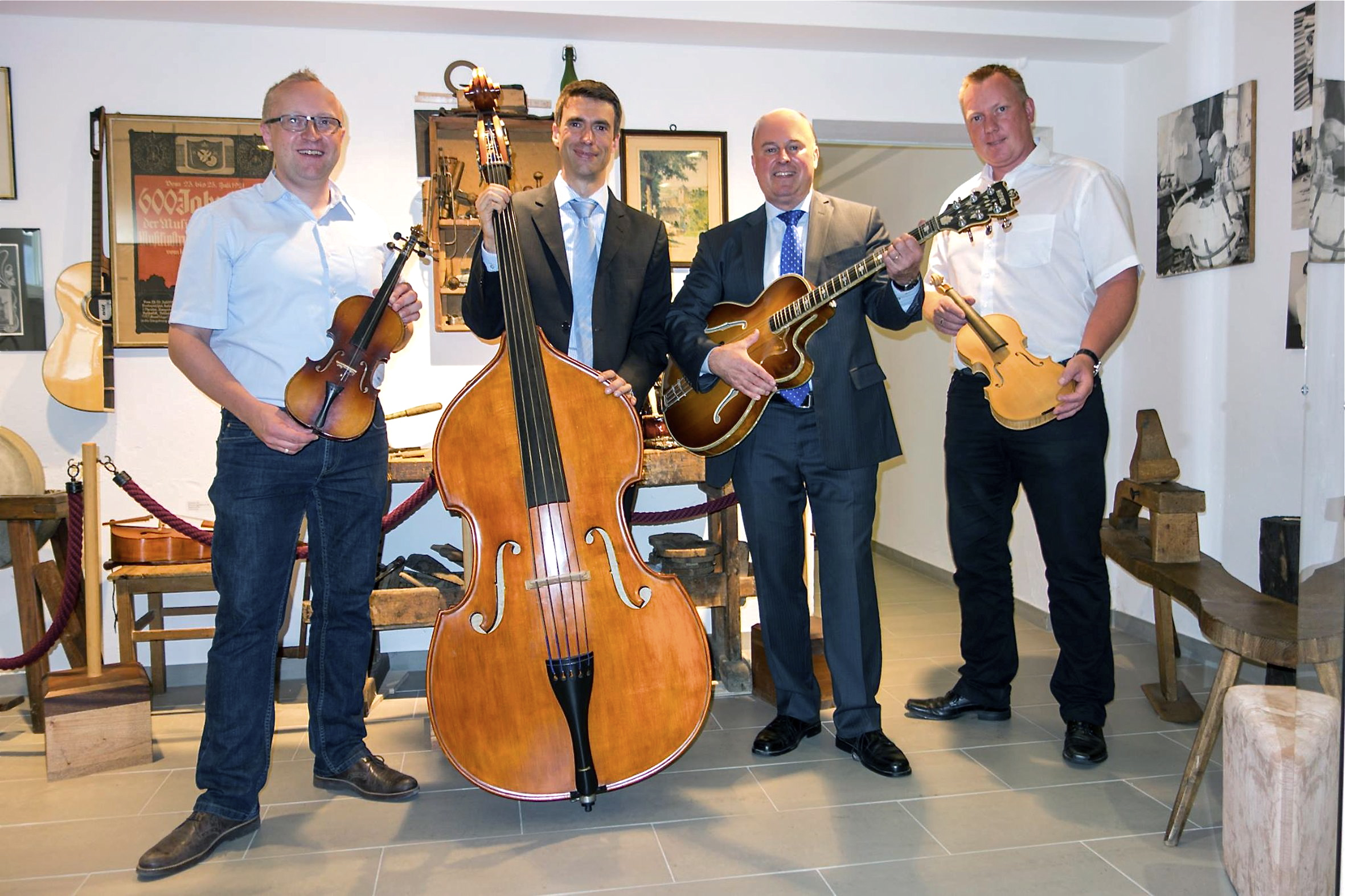 Begeistert von der Ausstellung sind Dr. Christian Hoyer, Forschungsstaatssekretär Stefan Müller MdB, der Aussiedlerbeauftragte der Bundesregierung Hartmut Koschyk MdB und Bubenreuths Bürgermeister Norbert Stumpf (v.l.n.r.). Foto: oh