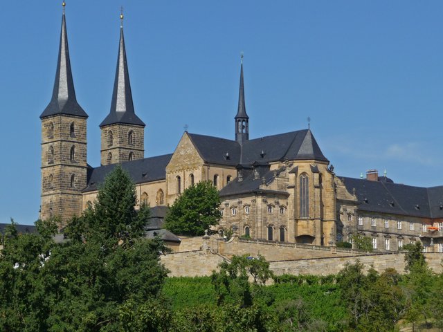 Blick auf das ehemalige Benediktiner-Kloster Michaelsberg, vom Rosengarten aus gesehen