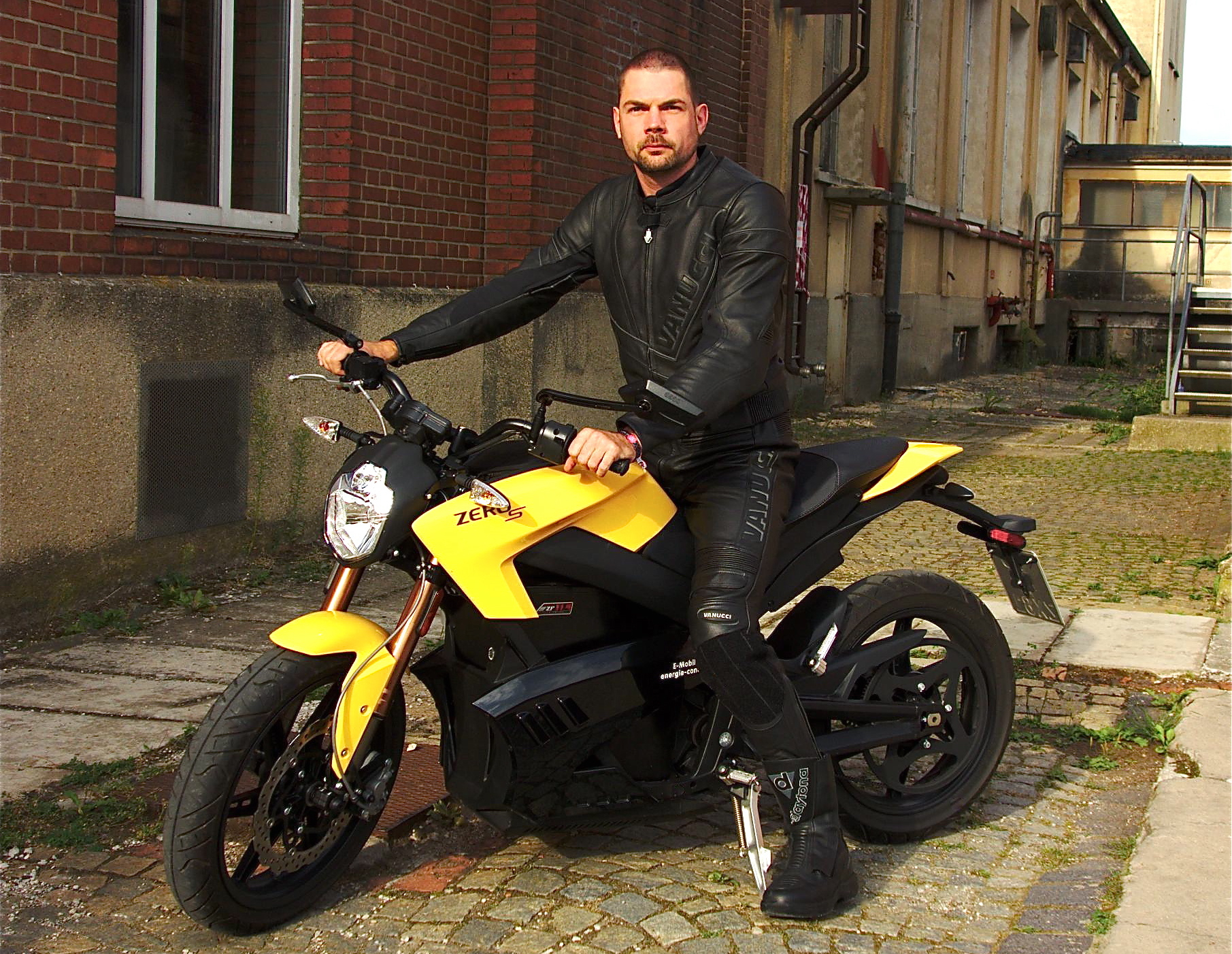 Martin Moritz auf seinem schwarz-gelben E-Bike, mit dem er schon Preise gewonnen hat. Foto: privat