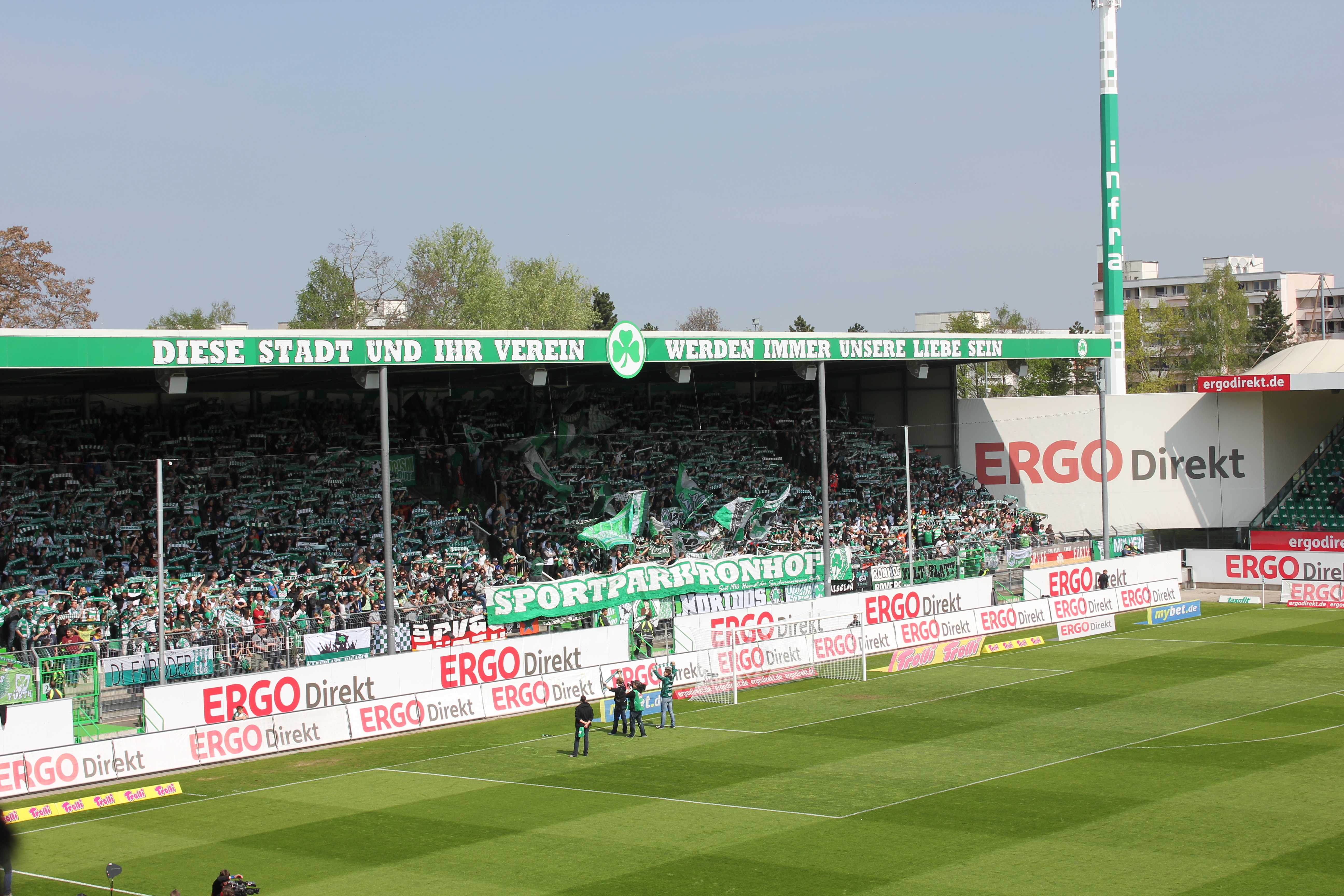 Nicht nur der Verein und die Stadtführung freuen sich über die Vertragsverlängerung. Auch die Kleeblatt-Fans lieben ihren 105 Jahre alten "Ronhof", der zu den traditionsreichsten Stadien Deutschlands gehört. Foto: Ebersberger