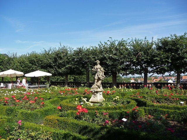 Der wundervolle Rosengarten am Bamberger Dom bietet einen tollen Ausblick über die Dächer der Stadt.
