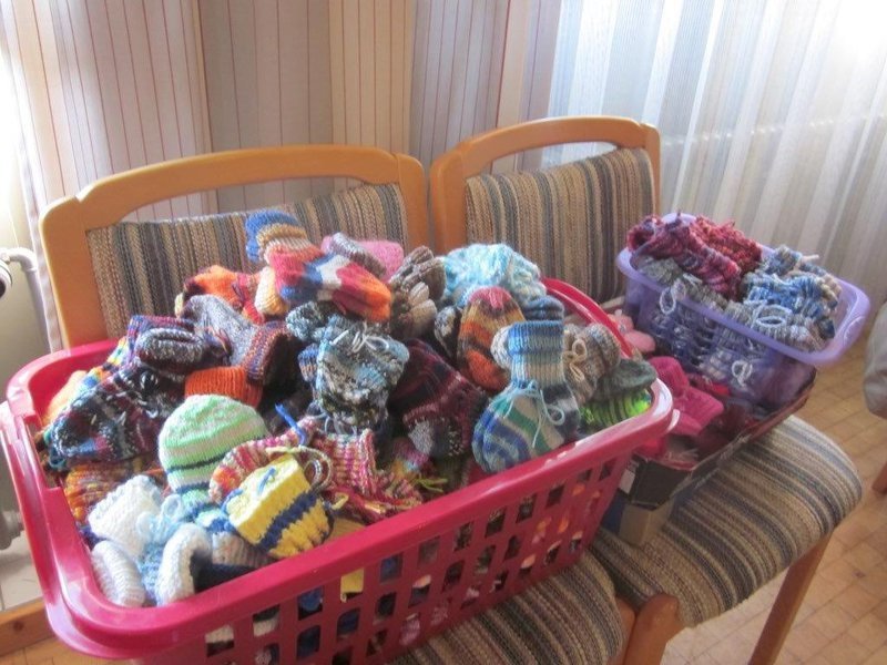 Die ehrenamtlichen Frauen brachten zum „Dankeschön-Frühstück“ viele neu gestrickte Babysocken mit, über die sich Eltern mit Neugeborenen im Landkreis Neustadt a.d.Aisch-Bad Windsheim freuen dürfen.