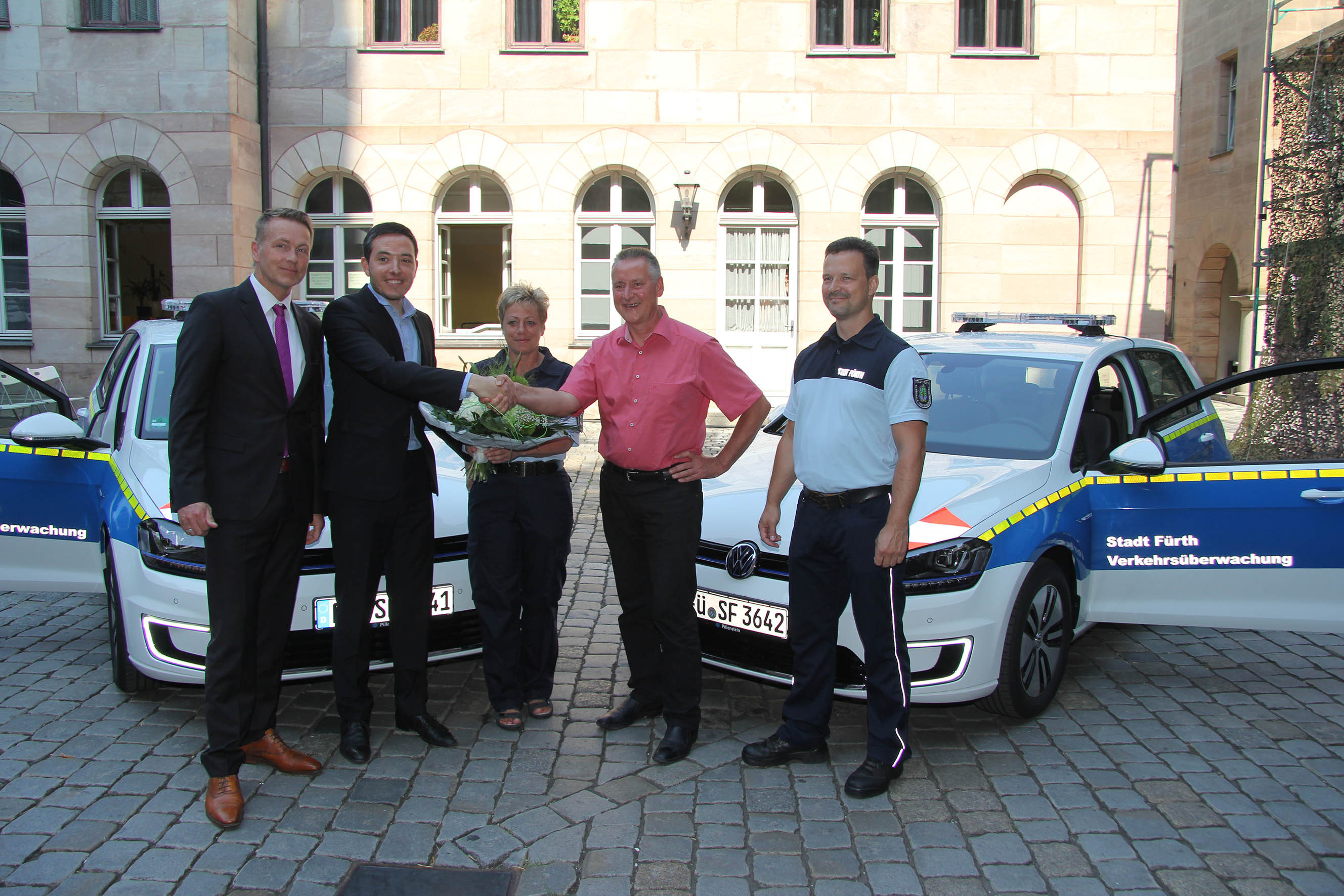 Bernd Weyerich (li.) und Leopold Pillenstein (2.v.li.) vom Volkswagen Zentrum Fürth Pillenstein übergaben im Fürther Rathaushof die zwei Autos offiziell an Oberbürgermeister Thomas Jung (2.v.re). Gabriele Amslinger (M.) und Matthias Mann (re.) von der kommunalen Verkehrsüberwachung freuen sich über ihre neuen Dienstfahrzeuge.