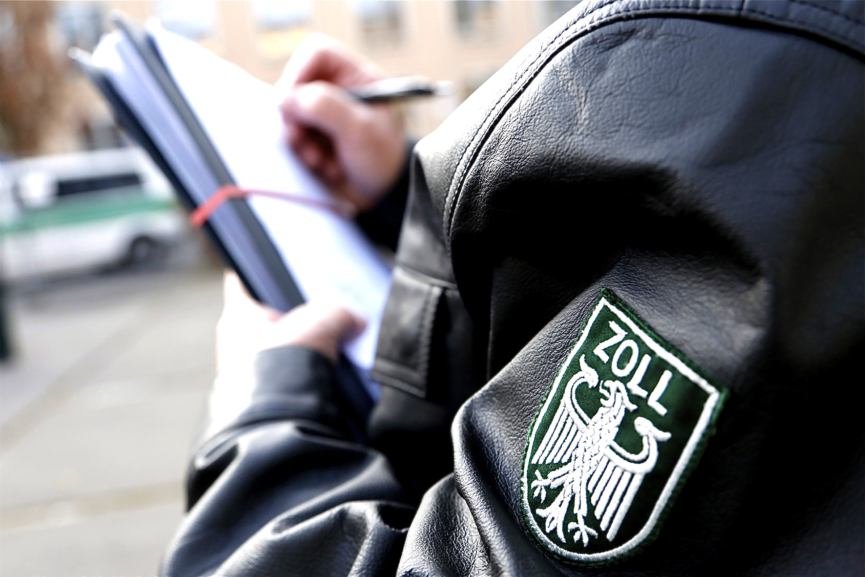 Aufdecken, wer Löhne und Sozialabgaben prellt – das ist die Aufgabe der Finanzkontrolle Schwarzarbeit (FKS) beim Zoll. In der Gebäudereinigung gibt es nach Angaben der IG BAU besonders viele „Tricksereien“, die Gewerkschaft fordert daher mehr Kontrollen in der Branche. Foto: IG BAU
