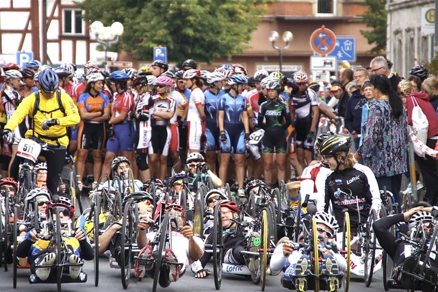 Start der Hand Biker, Skater und Läufer. Foto: Loewisch