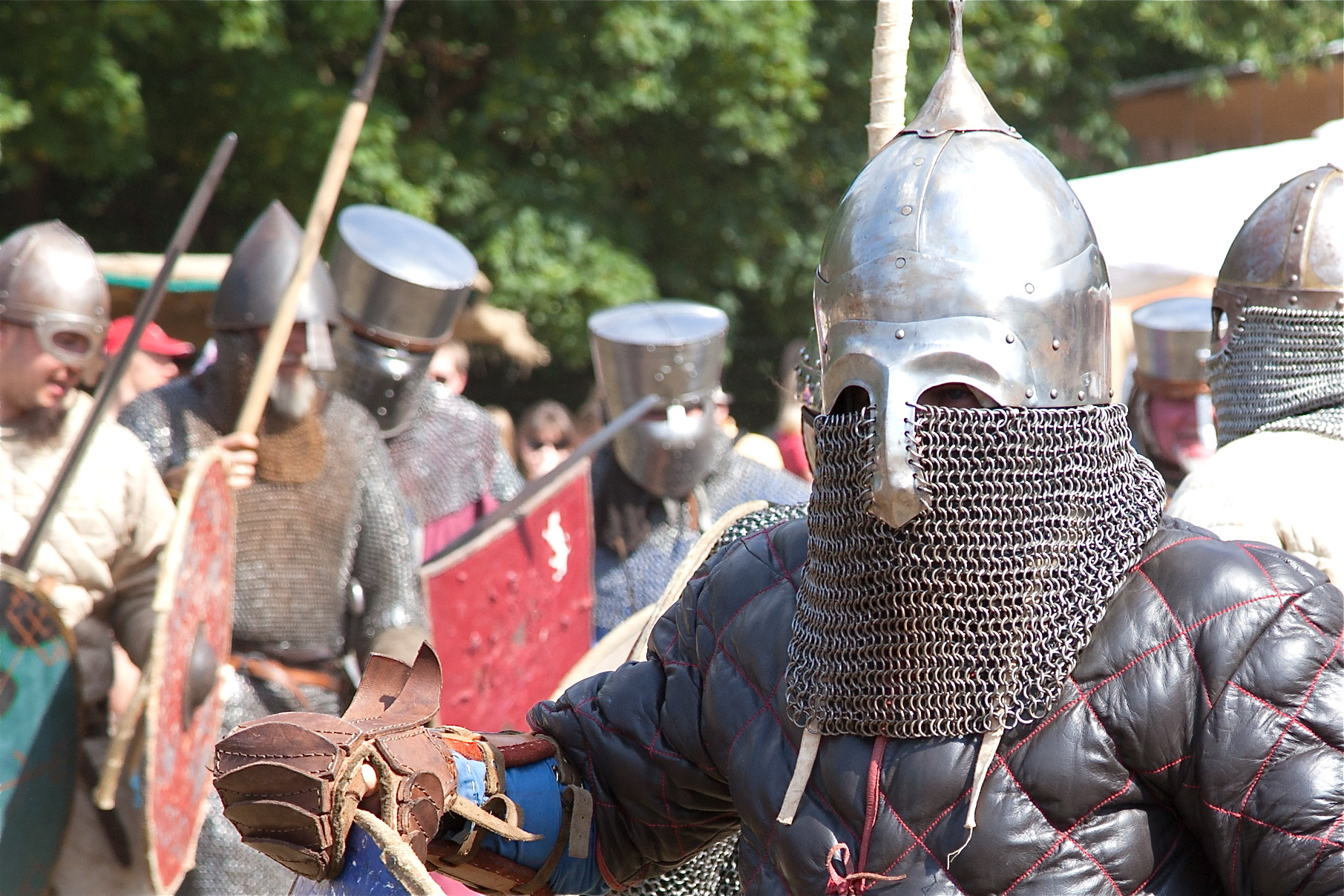Die Ritterspiele versetzen die Besucher zurück in die Zeit des Mittelalters. Foto: R. Rosenbauer