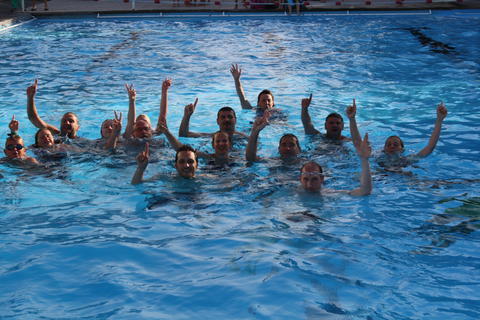 Die Kirchheimer Schwimmtitanen nach ihrem Sieg mit Schwimmweltmeister Thomas Lurz (vorne rechts)