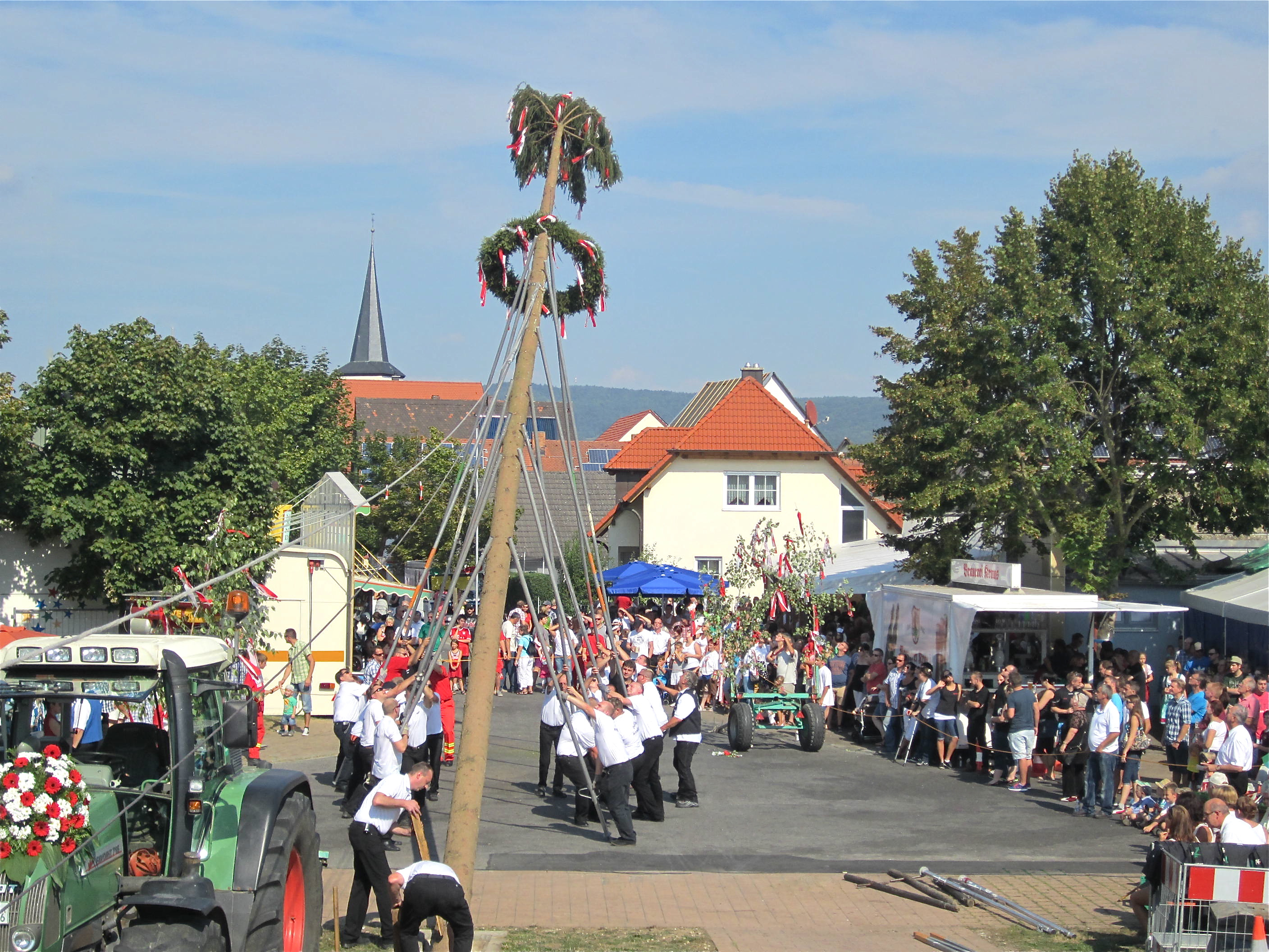 Das Aufstellen des Baumes wird zu jeder Kirchweih mit Spannung erwartet. Foto: oh