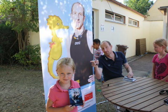Schwimmweltmeister Thomas Lurz gibt im Kirchheimer Freibad Autogramme.
