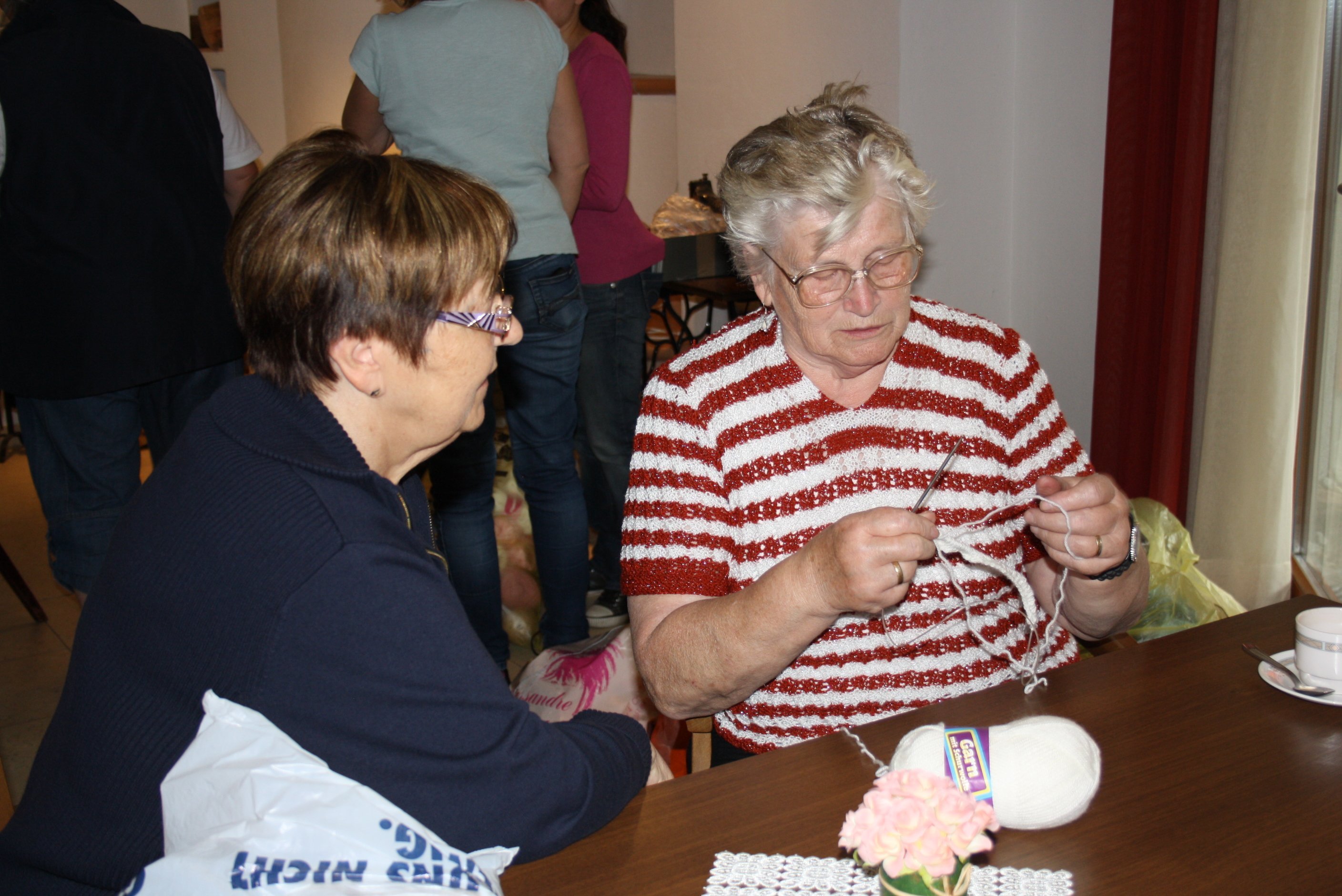 Unsere Strickleiterin Margarete Scharinger hilft gerne weiter.
