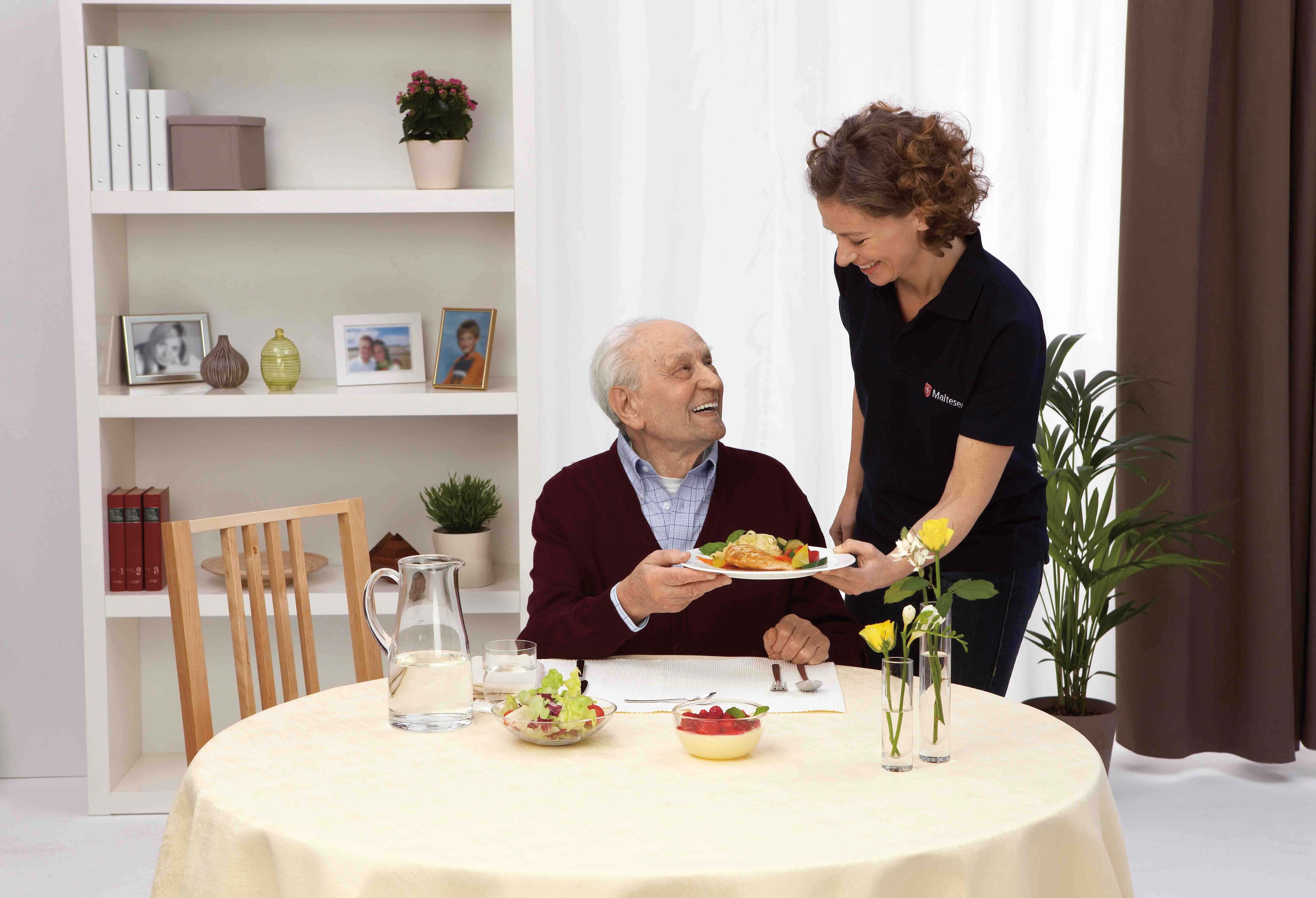 Die Malteser liefern auf Wunsch täglich ein heißes Essen. Gerne auch kurzfristig. In jedem Fall aber ohne weitere Vertragsverpflichtung.