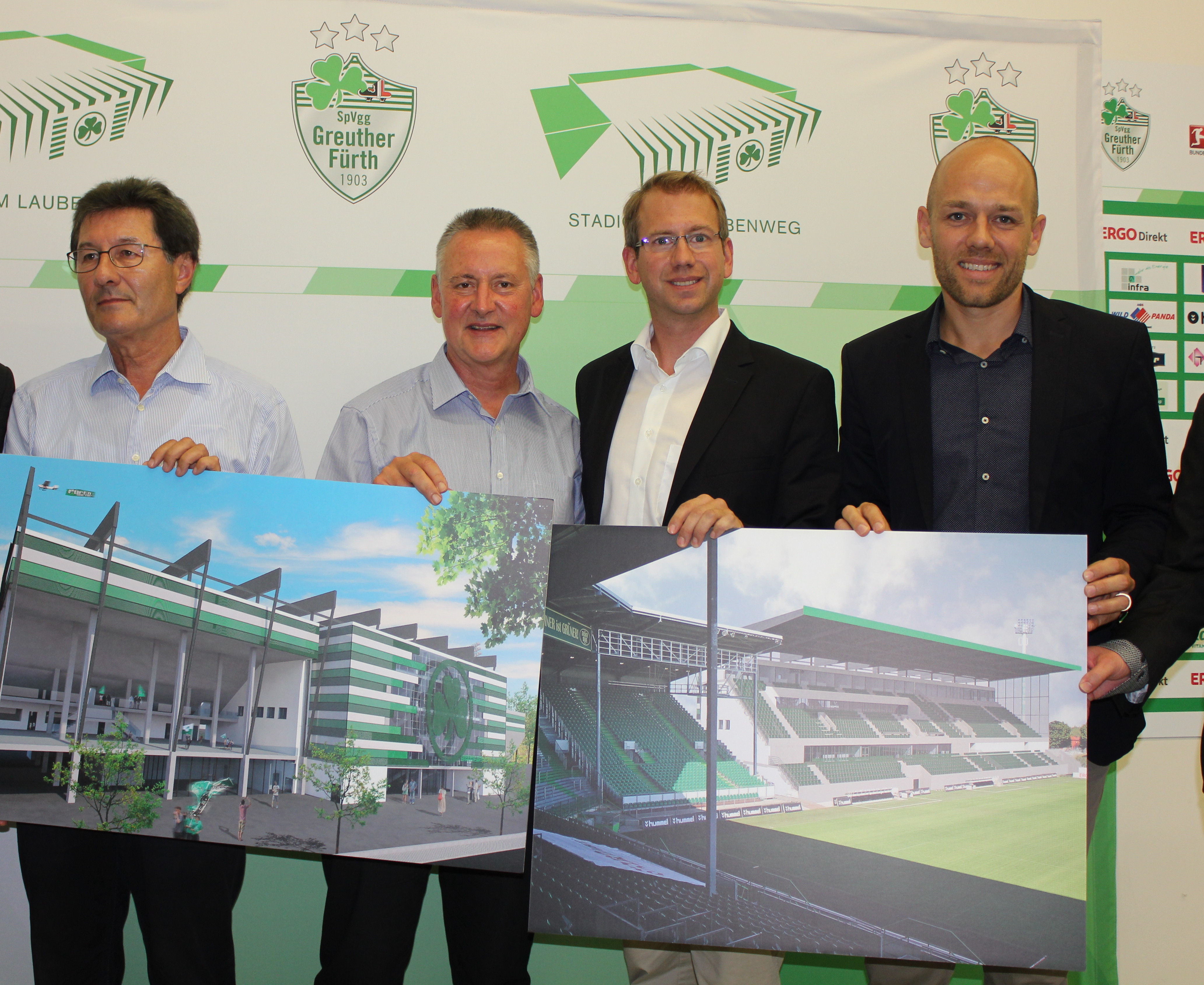 Helmut Hack, Thomas Jung, Marcus Steuer (Gechäftsführer Sportstätten Ronhof GmbH) und Holger Schwiewagner (v.li.n.re.) zeigen, wie sich die neue Haupttribüne im und außerhalb des Stadins präsentieren wird. Foto: Ebersberger