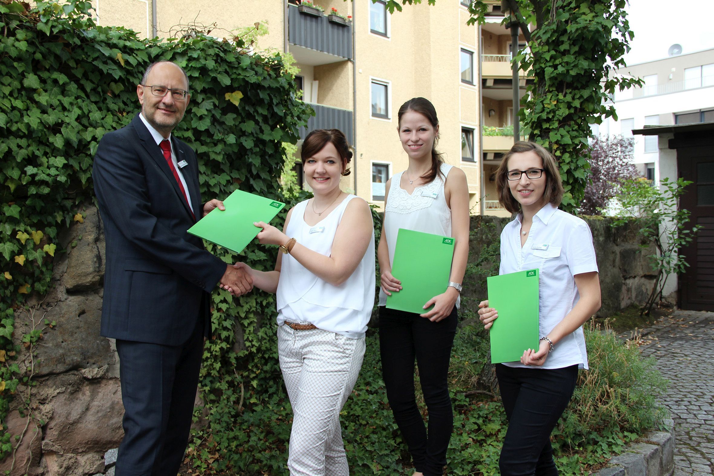 Mit den frisch gebackenen Sozialversicherungsfachangestellten freute sich Jürgen Drachsler, Regionalleiter der AOK Region Erlangen-Nürnberger Land (li)