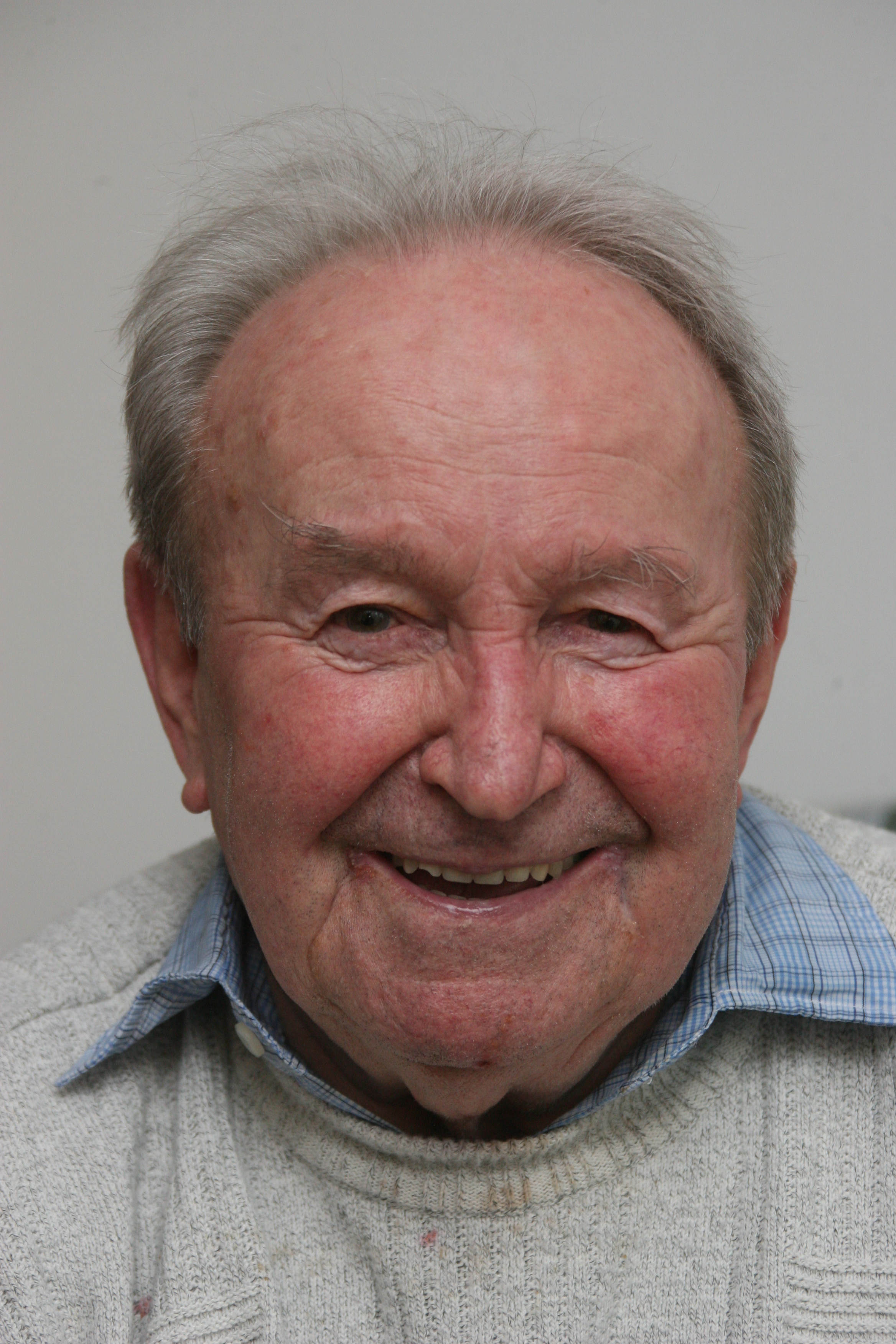 Waldemar Schweinberger, geboren 28.03.1930, absolvierte von 1953 bis 1961 153 Oberligaspiele für den 1.FC Nürnberg. Er erzielte dabei 40 Treffer. Gleichzeitig übte er seinen Beruf als Volksschullehrer aus. Der Schwabacher war nach seiner Zeit beim Club noch Spielertrainer beim FC Stein. 1954 stand er schon auf Sepp Herbergers Liste der erfolgreichen Nachwuchsspieler. Eine Meniskusoperation im selben Jahr verhinderte eine Karriere als Nationalspieler.