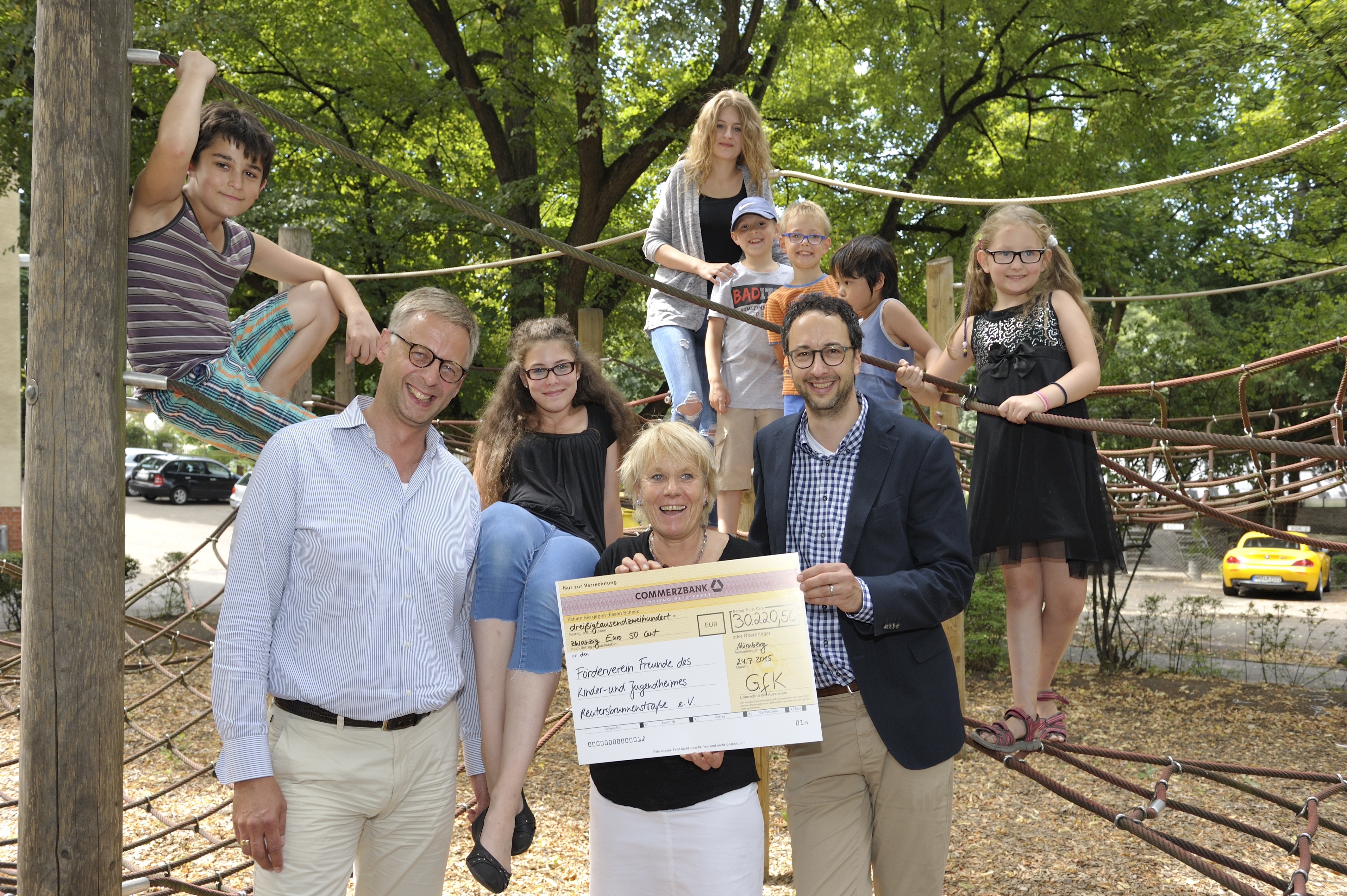 Thilo Lohmüller, 1. Vorsitzender des Fördervereins „Freunde des Kinder- und Jugendheims Reutersbrunnenstraße e.V.“, Elisabeth Thiering, pädagogische Leiterin der Einrichtung, Jan Saeger (v.l.), GfK-Pressesprecher).