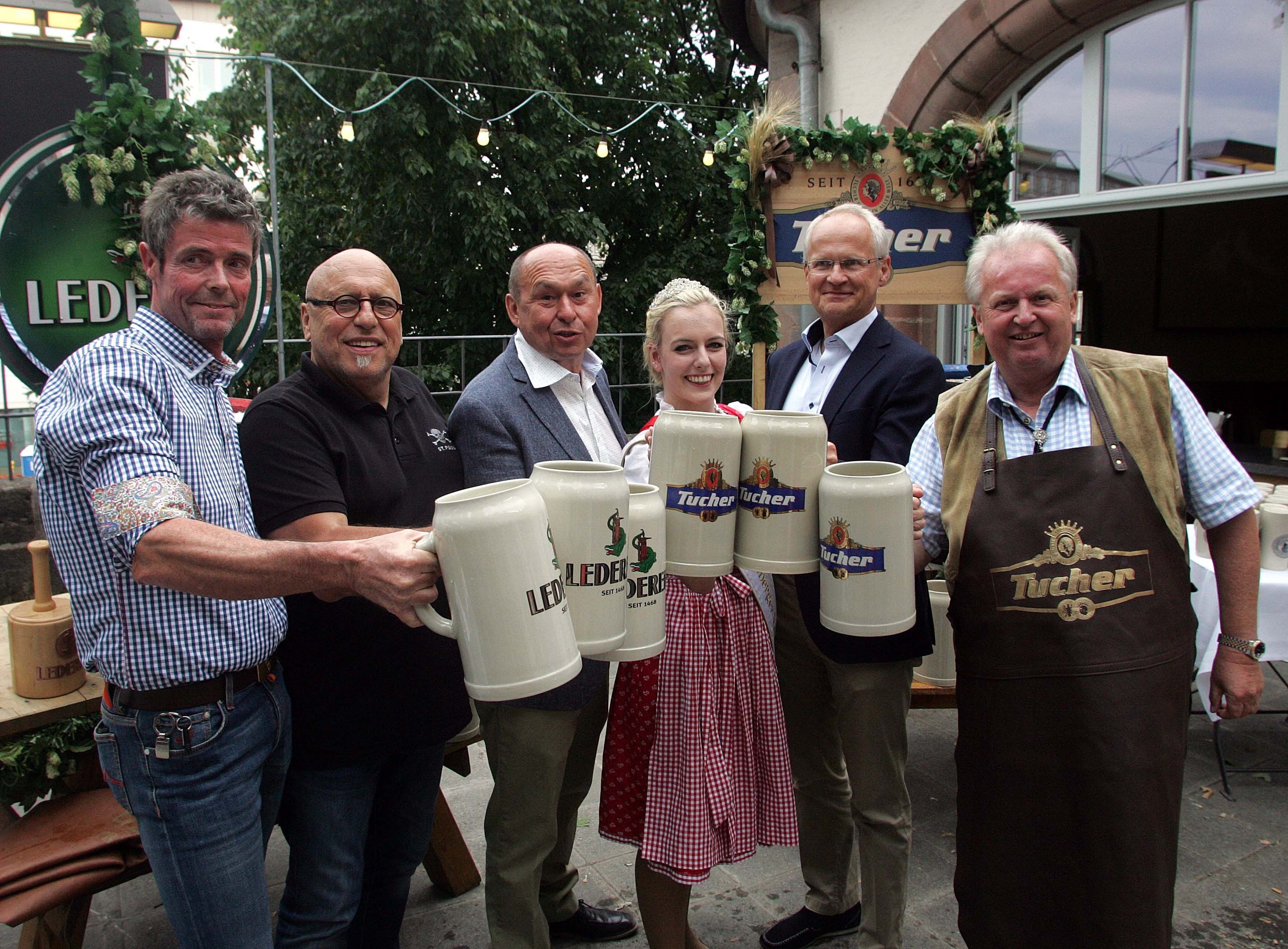Auf ein fröhliches Herbstvolksfest: (v.l.)Tucher Braumeister Bernd Wagemann, Festwirt Hermann Murr, Lorenz Kalb, 1. Vorsitzender des Südd. Schaustellerverbandes, Volksfestkönigin Carina Kremer, Bürgermeister Dr. Klemens Gsell und Festwirt Jürgen Papert.