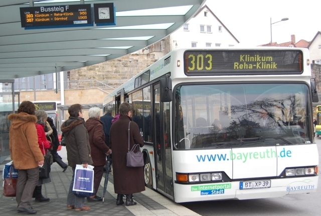 Die Stadt bezuschusst das Busfahren von Kindern und Jugendlichen von zehn bis 16 Jahren und übernimmt die Hälfte des Preises für ein Monatsticket.