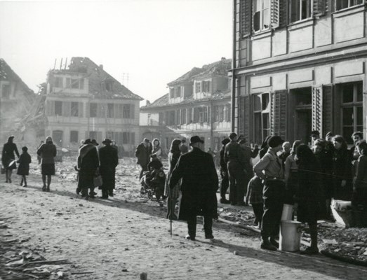 Blick zum Karlsplatz nach 1945.