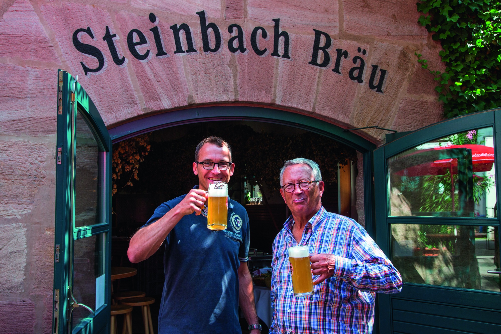 Prost auf 500 Jahre Reinheitsgebot: Braumeister Christoph und Dieter Gewalt von der Steinbach Bräu