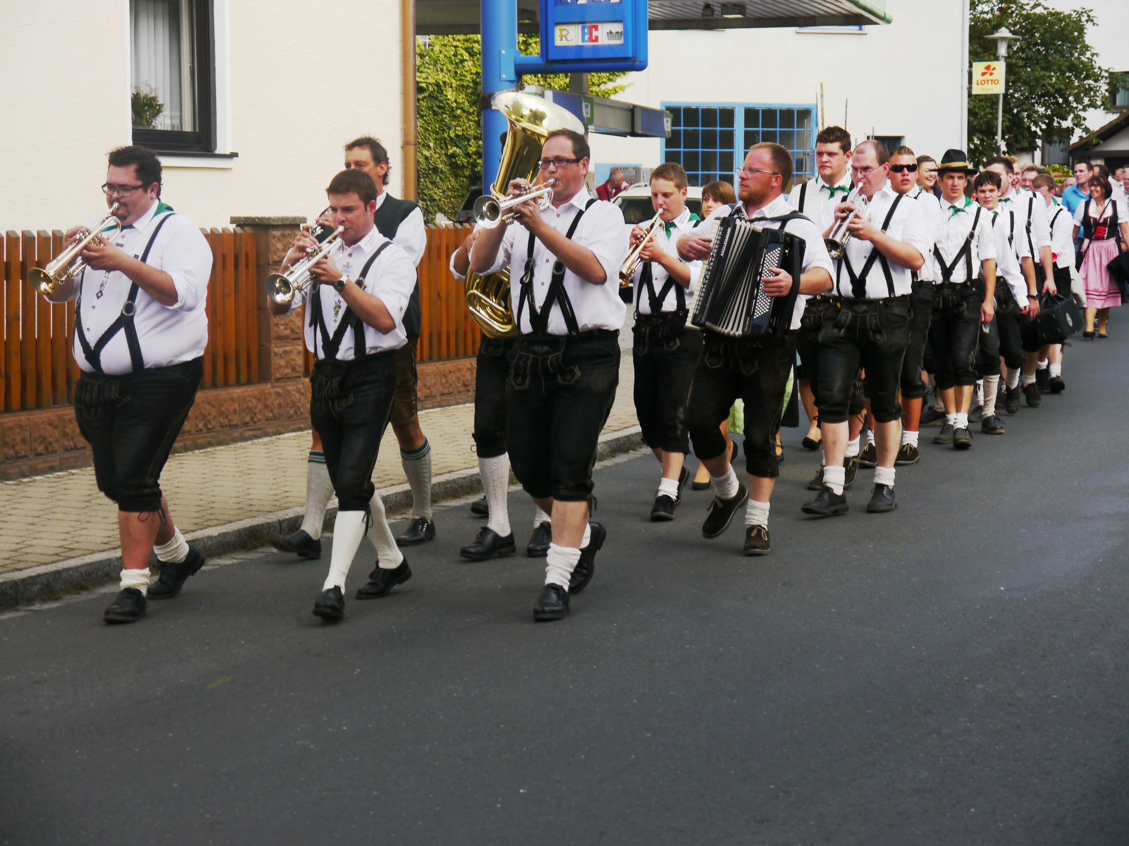 Zum Auftakt steht auch in Leerstetten am Freitagabend der Kirchweihzug.