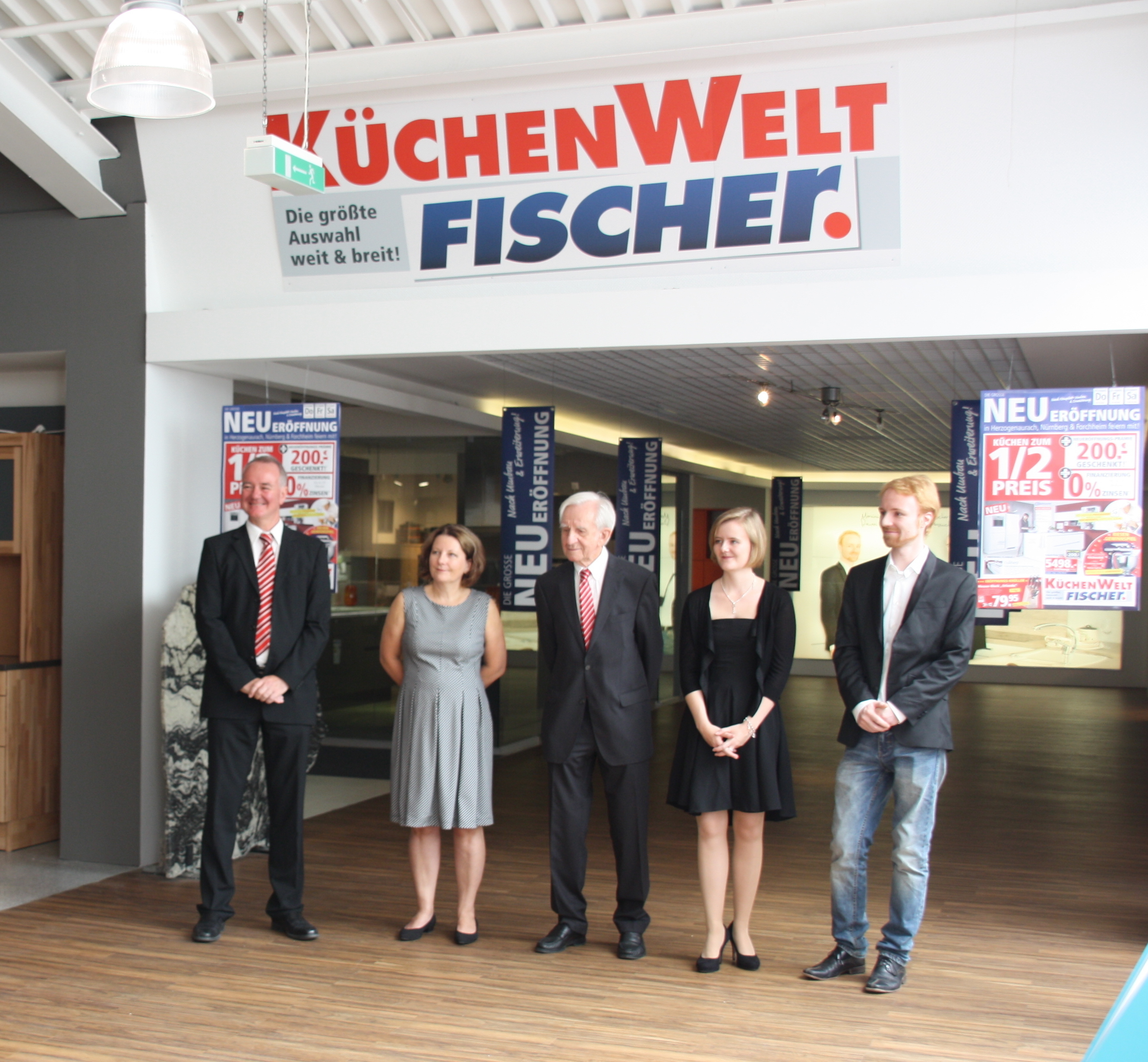 Die Familie Fischer - Michael Fischer, Christina Fischer, Seniorchef Hans Fischer sowie die Kinder Franziska und Max Fischer (v.l.) - freut sich über die neu gestaltete Küchenwelt.