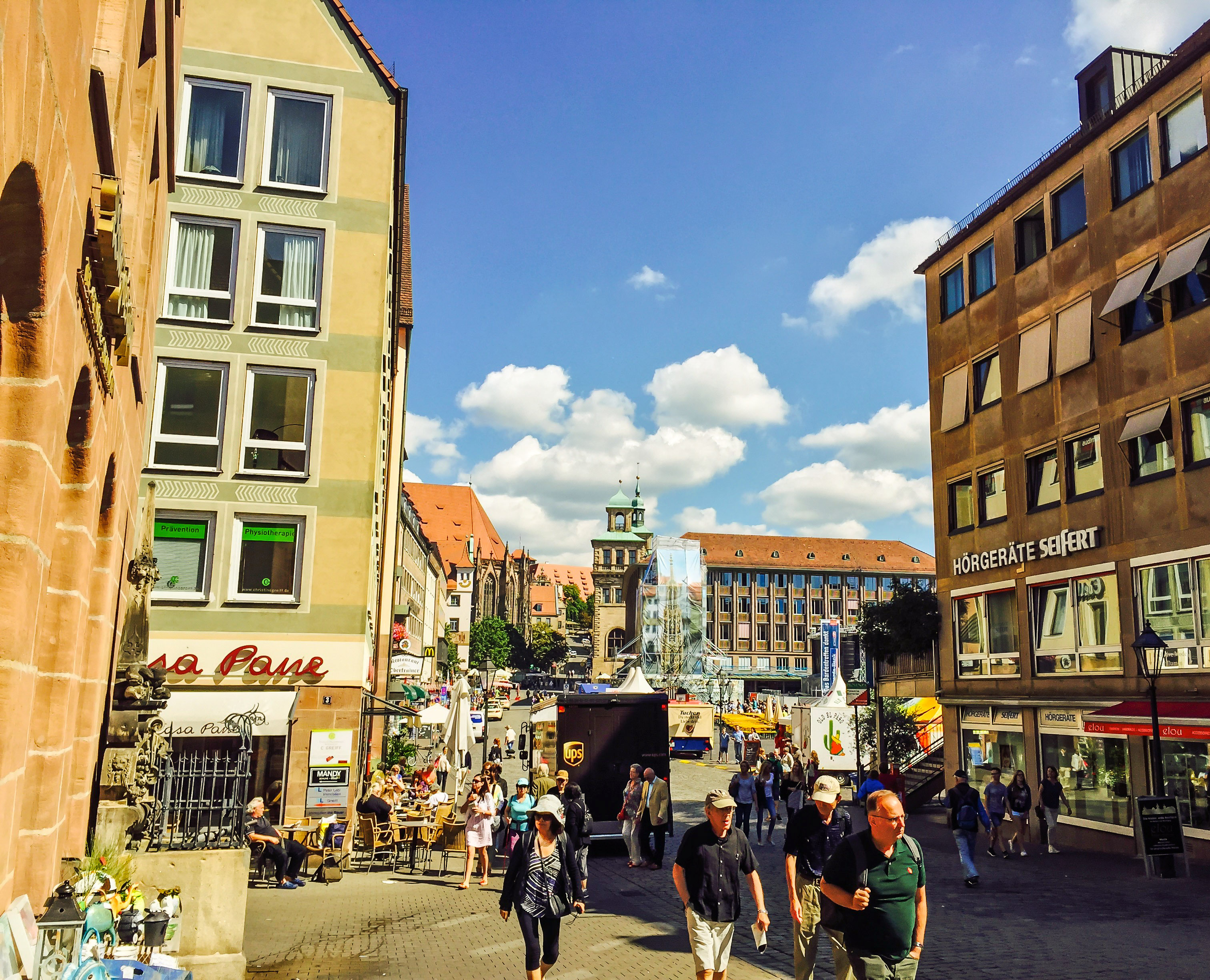 Geschäftiges Treiben rund um den Hauptmarkt. Hier wurde gerade für das Bardentreffen aufgebaut. Blick von der Fleischbrücke aus auf den verhüllten Schönen Brunnen.
