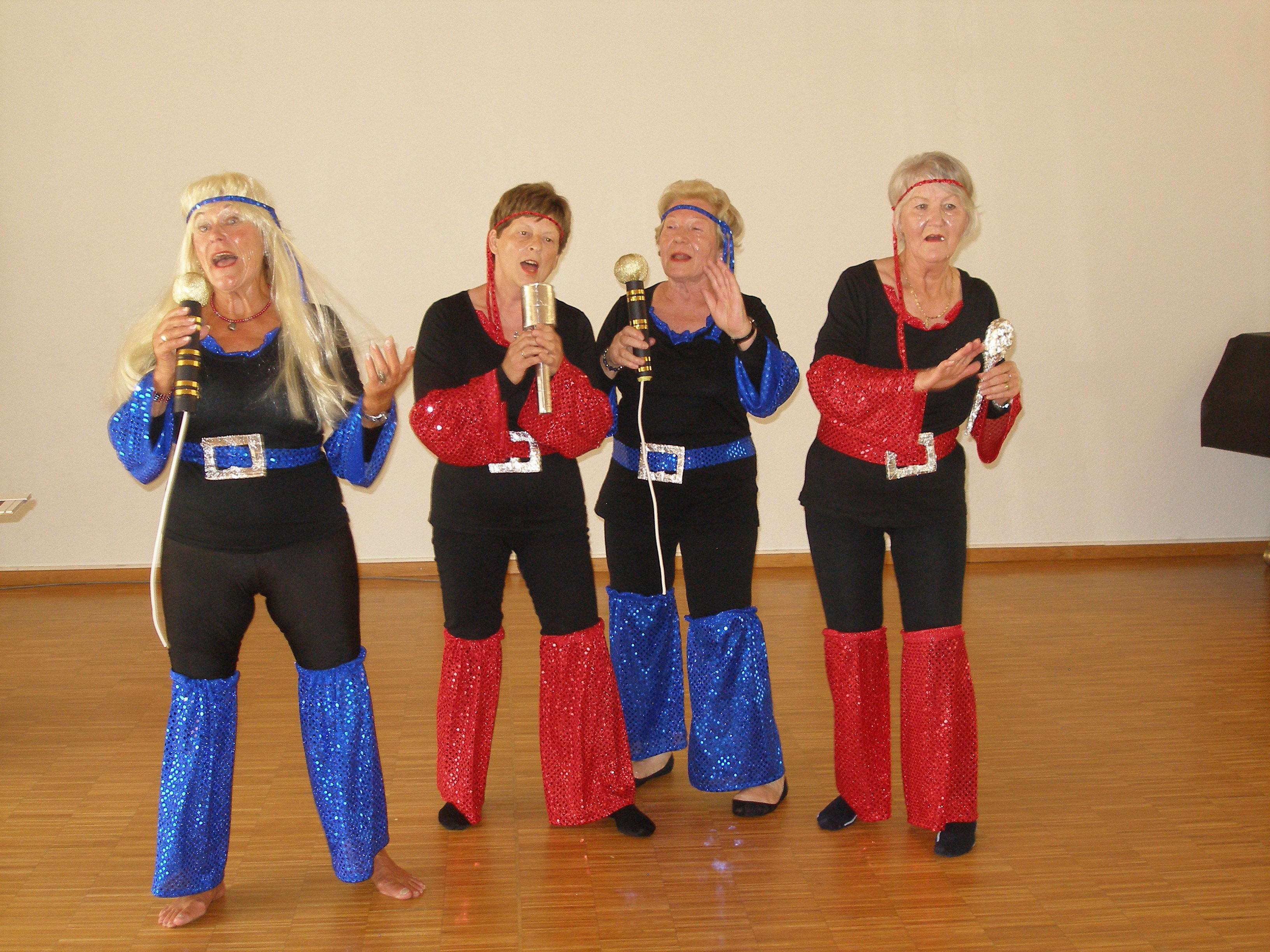 Das Betreuerteam während der "ABBA"-Parodie