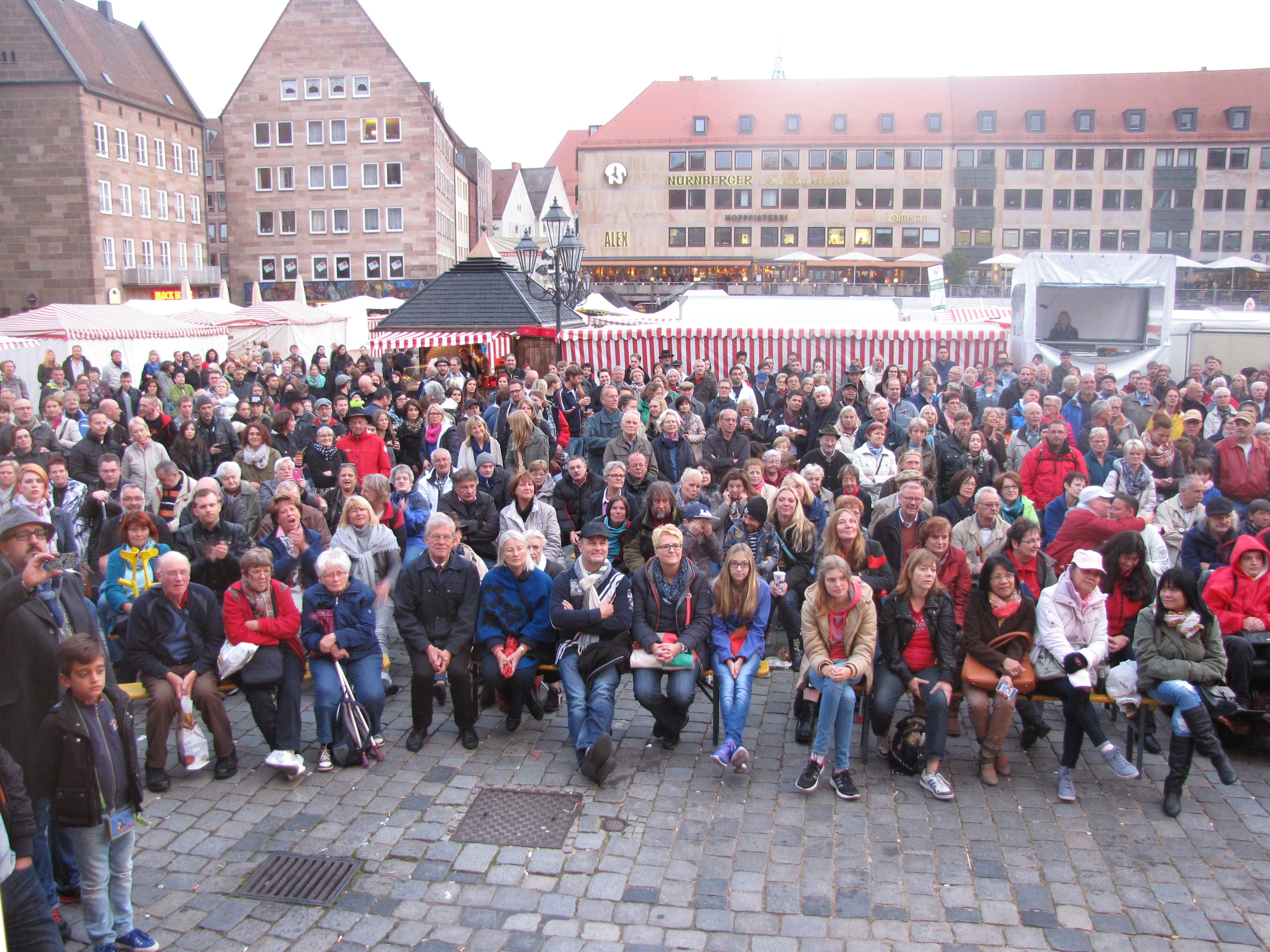 Wer ko der darf: Andächtig lauschendes Publikum auf dem Hauptmarkt.