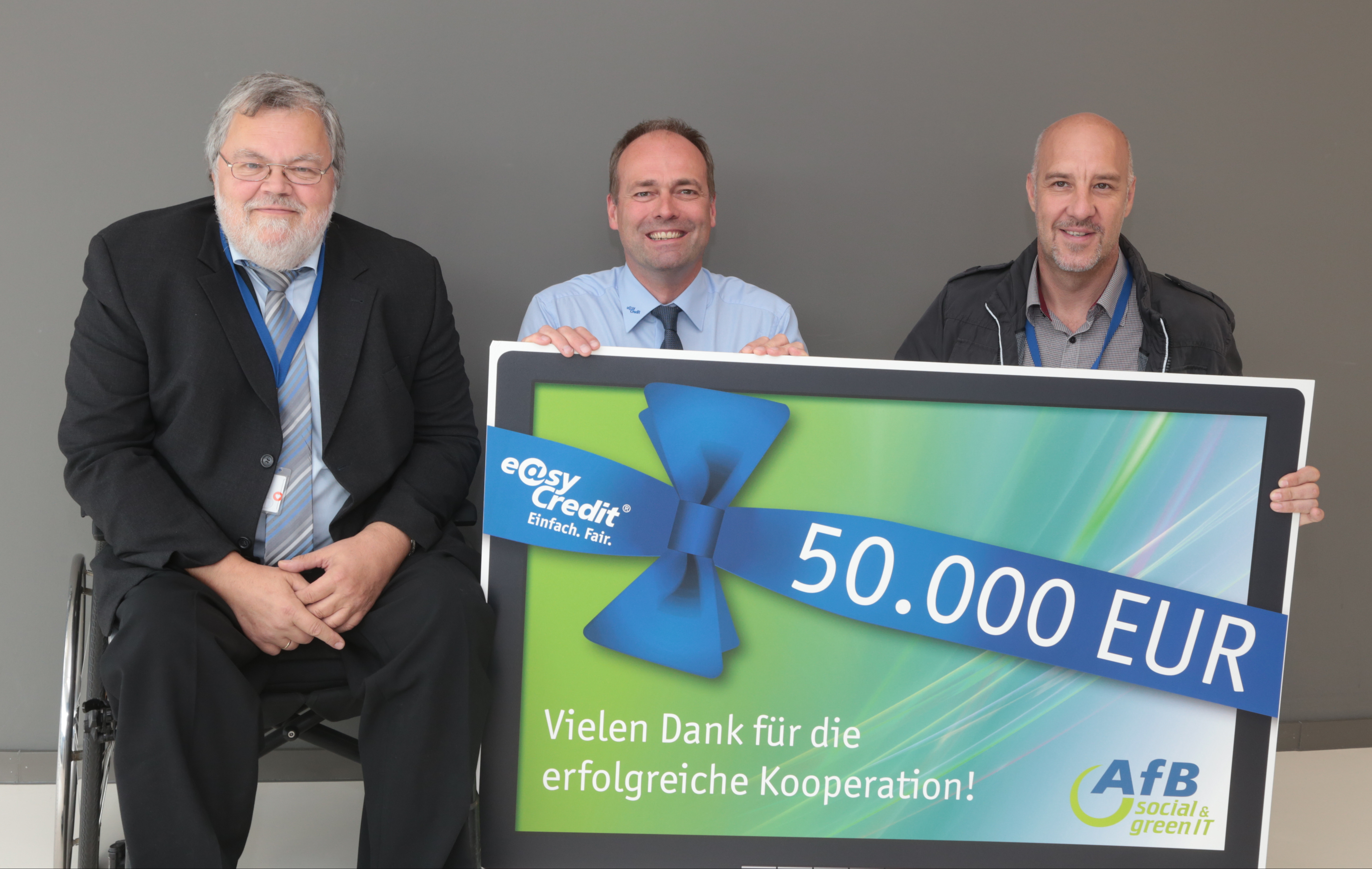 Bei der Scheckübergabe (v.l.) AfB Niederlassungsleiter Klaus D. Fuierer, Teambank Vorstandsvorsitzender Alexander Boldyreff und AfB Key Account Manager Norbert Schindel.