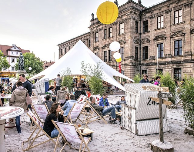 Der Stadtstrand am Schlossplatz bringt auch viele Menschen in die Erlanger Innenstadt.