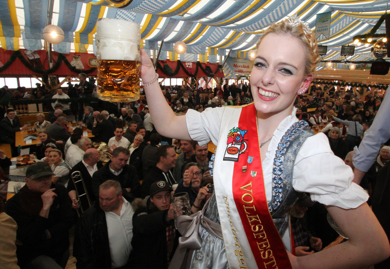 Die Volksfestkönigin Carina Kremer freut sich auf ein fröhliches Volksfest 2015.