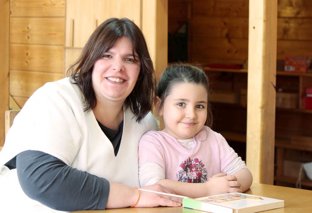 Hauswirtschaftshelferin ist Larissa Onofrasch - ein Außenarbeitsplatz mit Zukunft. Bei den Kindern der Inklusiven Kita Rollhofen der Lebenshilfe Nürnberger Land ist die Frau mit intellektueller Behinderung beliebt. Gerne schaut sie mit den Buben und Mädchen auch Bücher an oder spielt mit ihnen.