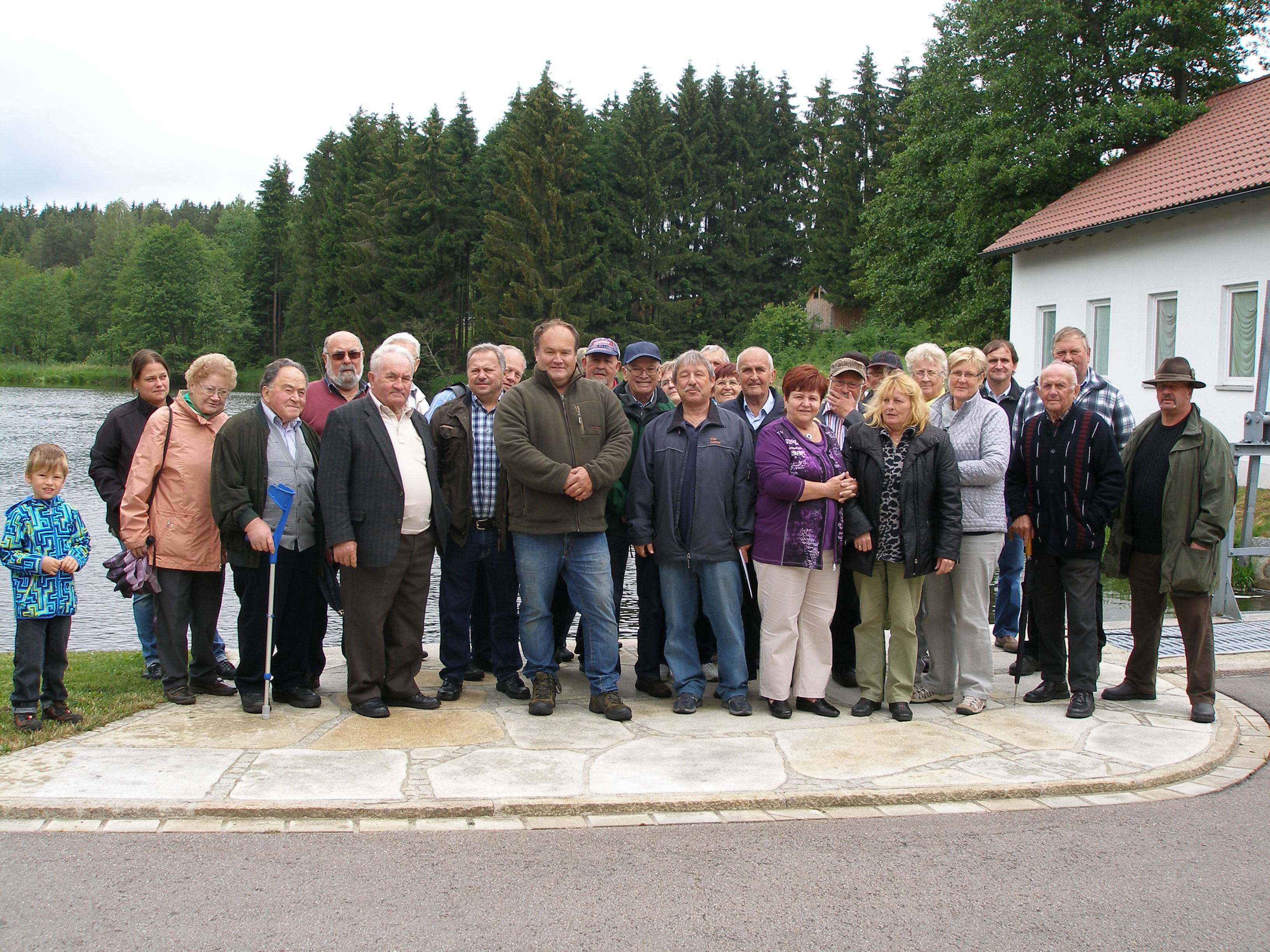Die Reisegruppe vor den Teichanlagen