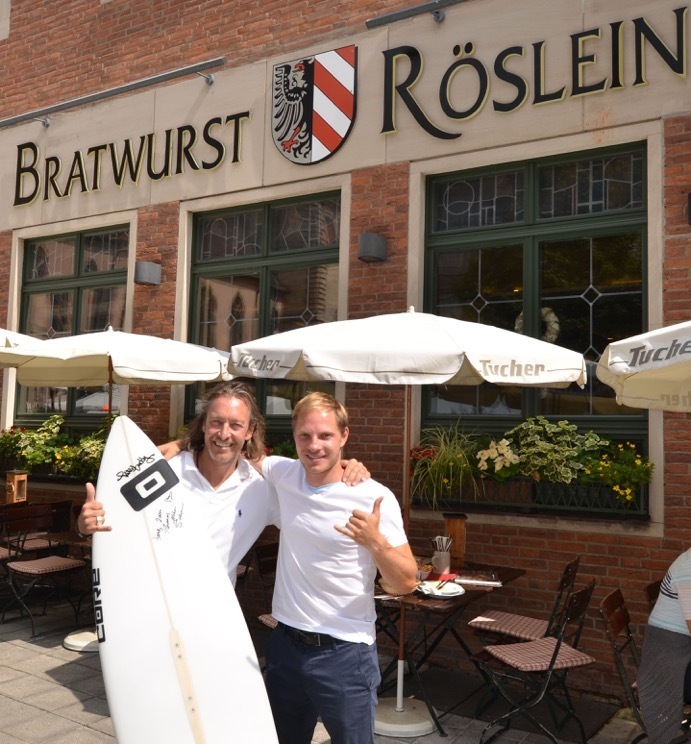 Thomas Förster (l.) begrüßt seinen Freund Sebastian Student.