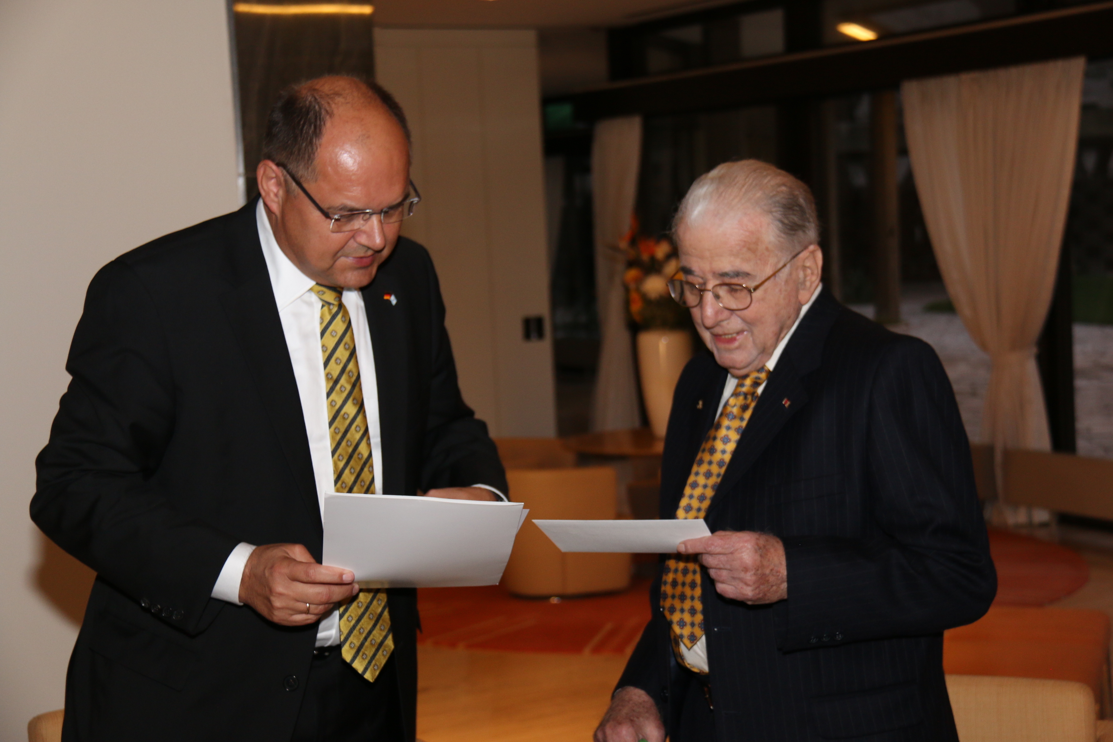 Christian Schmidt überreichte Robert Schopflocher (re.) mit den besten Grüßen und Glückwünschen aus seiner Heimatstadt die Urkunde und das Goldene Kleeblatt.