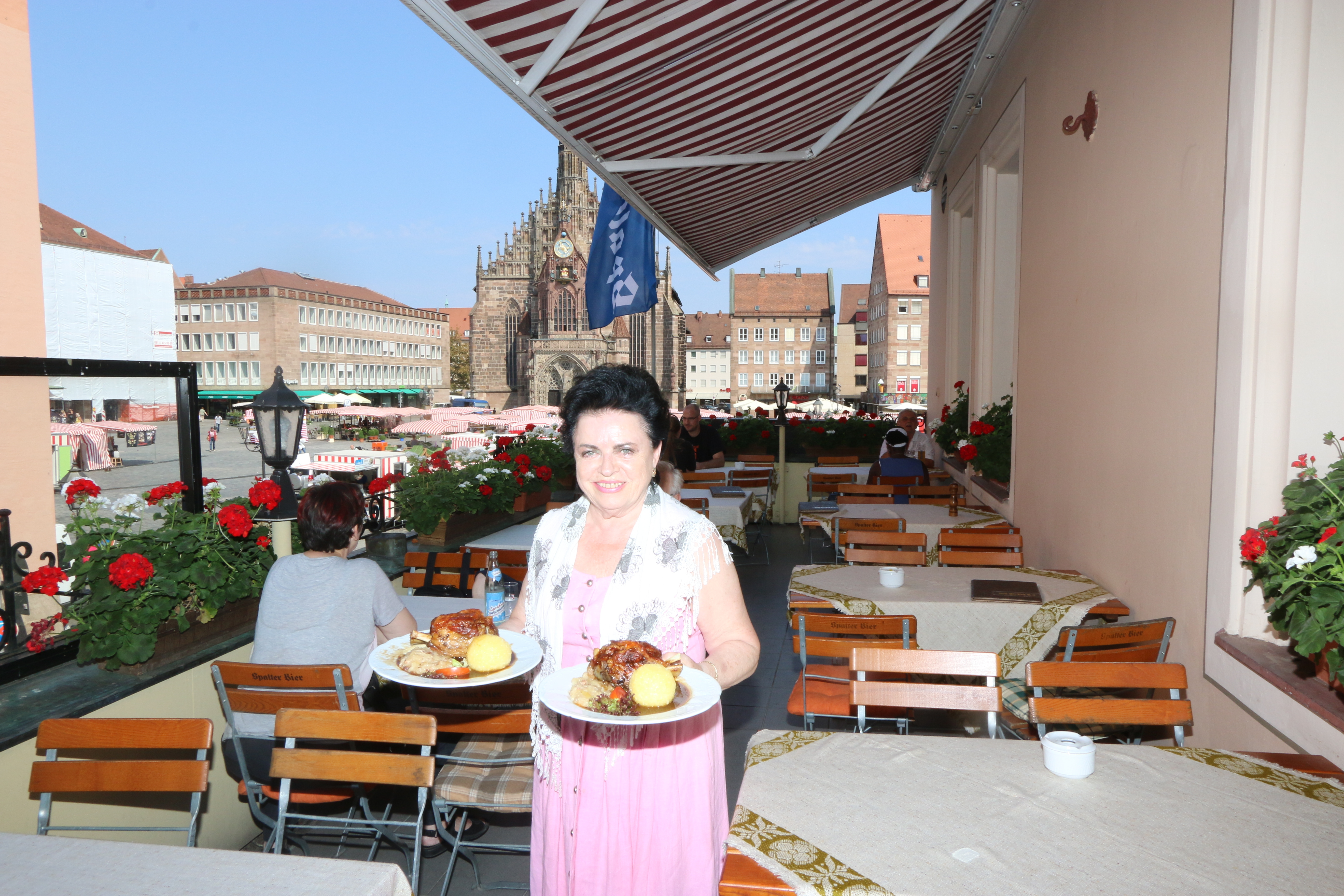 Anja Besinger - hier auf der schönen Terrasse mit Blick auf den Hauptmarkt und die Frauenkirche - feiert in diesem Jahr das 45-jährige Bestehen ihres Restaurants Oberkrainer.