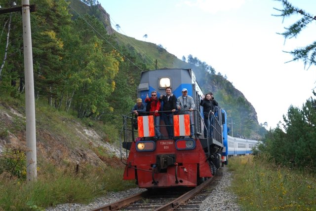 Die Reiseteilnehmer, alle vom Eisenbahnvirus befallen, auf der Lokomotive der Transsibirischen Eisenbahn. | Foto: B&B Tours, Meeh & Tarasov